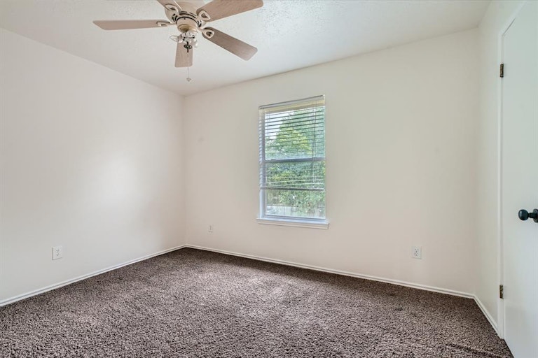 Photo 21 of 28 - 2903 Queen Victoria St, Pearland, TX 77581