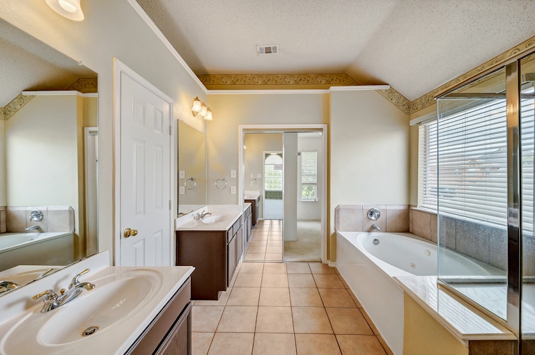 Photo 17 of 33 - 5532 Monthaven Dr, Fort Worth, TX 76137