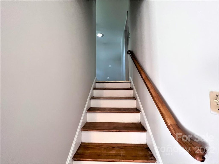 Photo 8 of 33 - 7427 Meadowdale Ln, Charlotte, NC 28212