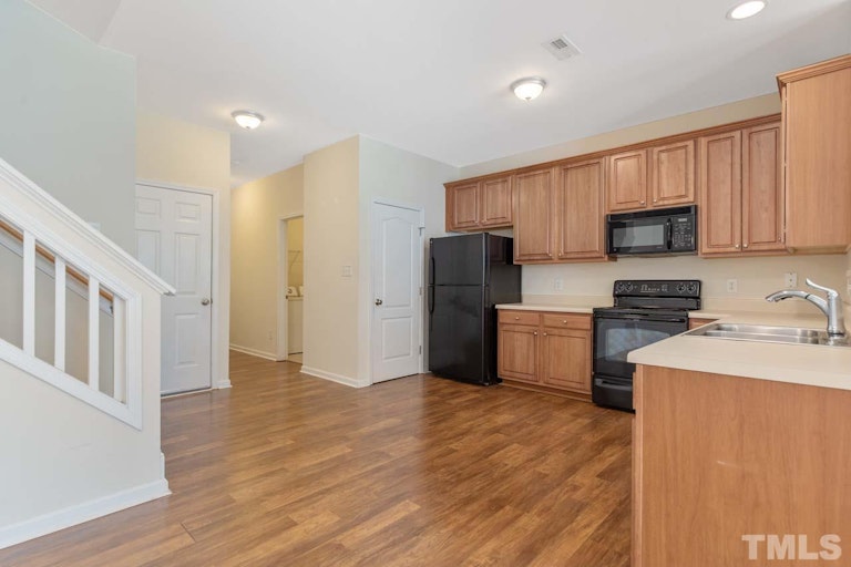 Photo 3 of 34 - 2216 Stoney Spring Dr, Raleigh, NC 27610