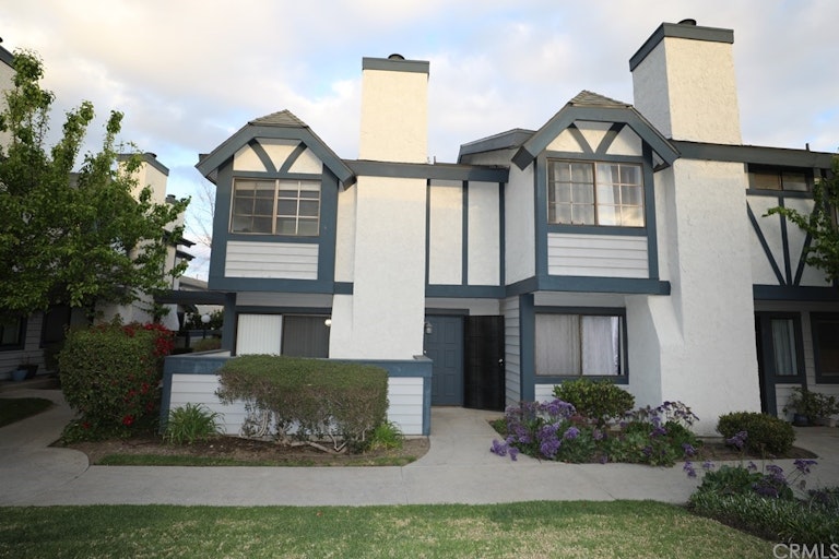 Photo 1 of 18 - 19231 Sherman Way #37, Reseda, CA 91335