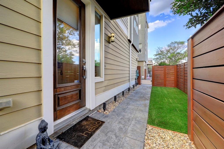 Photo 3 of 20 - 827 W 25th St Unit B, Houston, TX 77008