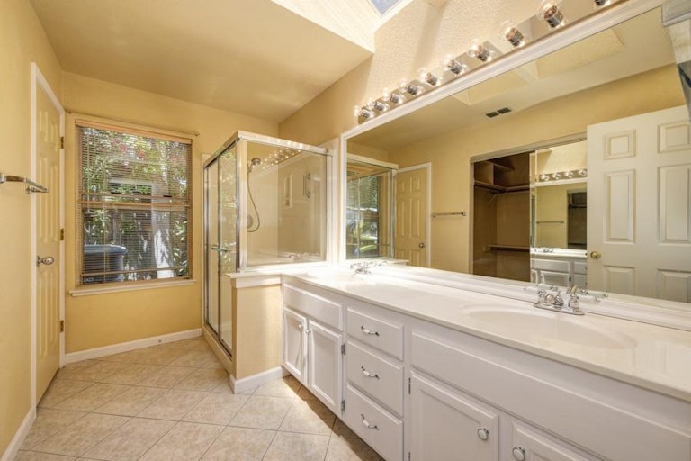 Photo 27 of 41 - 8967 Meadowspring Dr, Elk Grove, CA 95758