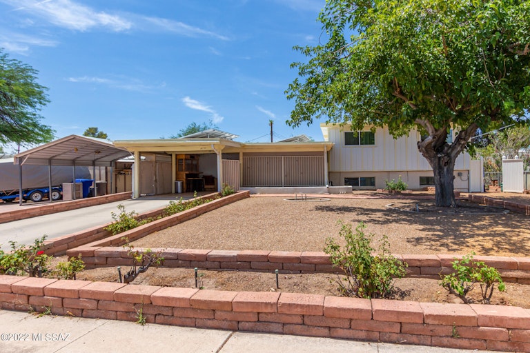Photo 5 of 45 - 712 S Kenyon Ct, Tucson, AZ 85710