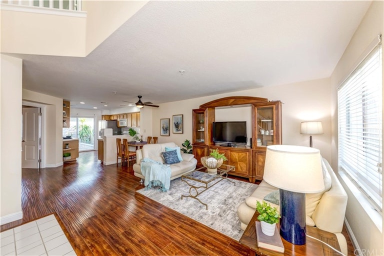 Photo 6 of 46 - 880 E Chestnut St, Anaheim, CA 92805