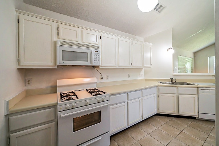 Photo 9 of 28 - 26 Parkbriar Cir, Baytown, TX 77521