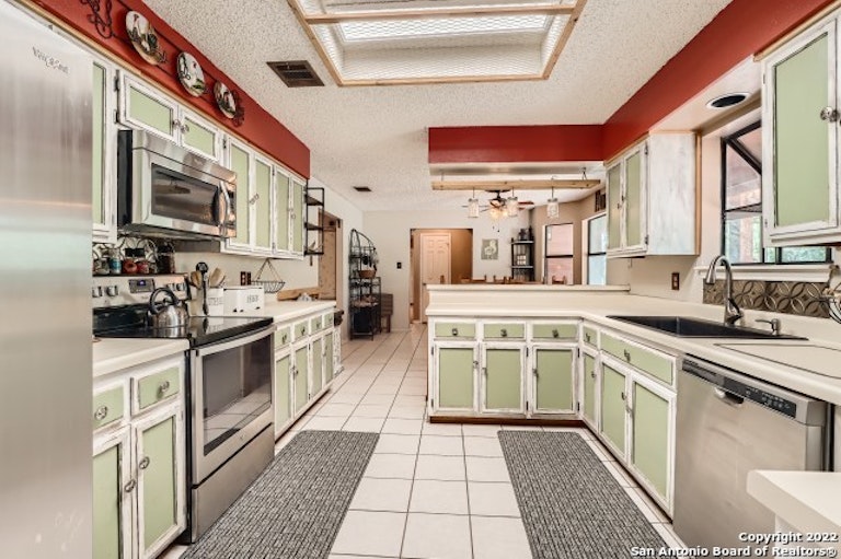 Photo 16 of 38 - 1122 Crescent Hill Dr, San Antonio, TX 78253