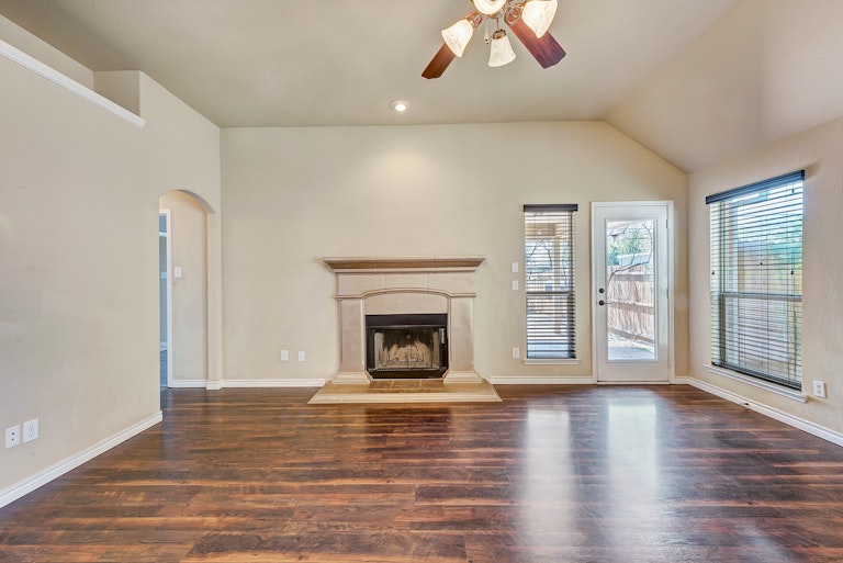 Photo 3 of 25 - 5532 Chinkapin Ln, Fort Worth, TX 76244
