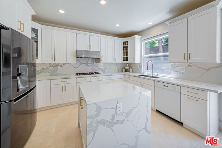 Photo 15 of 48 - 686 Milford St, Los Angeles, CA 90042