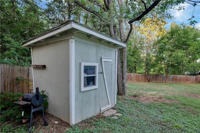 Photo 31 of 40 - 305 Flint Ridge St, Bastrop, TX 78602