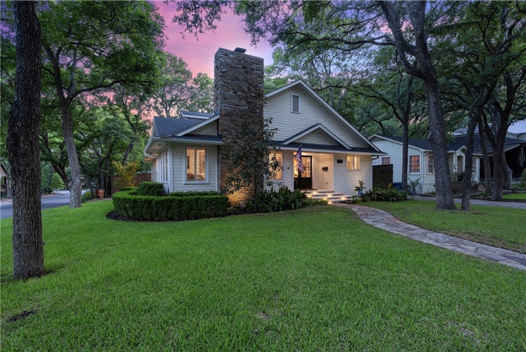 Photo 3 of 39 - 2901 Clearview Dr, Austin, TX 78703