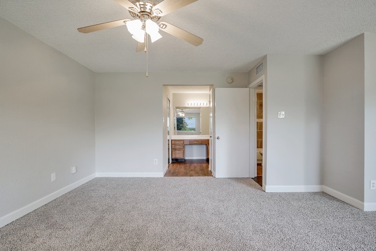 Photo 11 of 27 - 2316 Hollybush Ln, Bedford, TX 76021