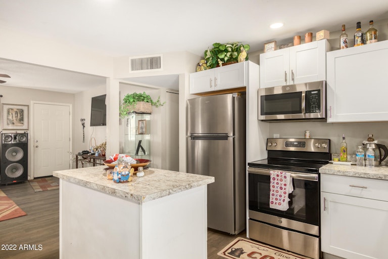 Photo 7 of 25 - 2240 E Arbor Cir, Mesa, AZ 85204