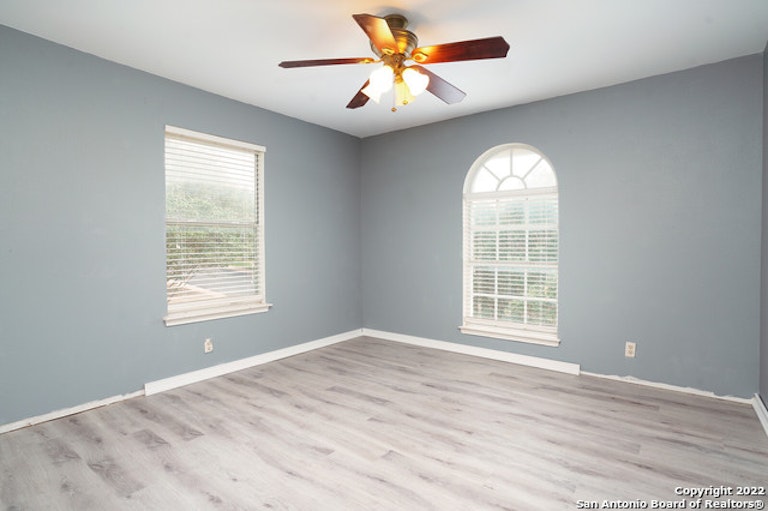Photo 15 of 22 - 815 Stoneway Dr, San Antonio, TX 78258
