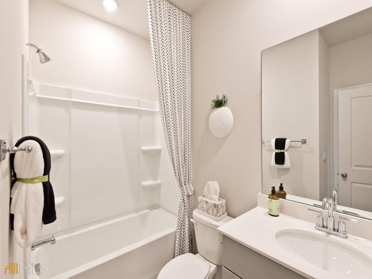 Photo 8 of 18 - 869 Sara Meadow Rd, Loganville, GA 30052