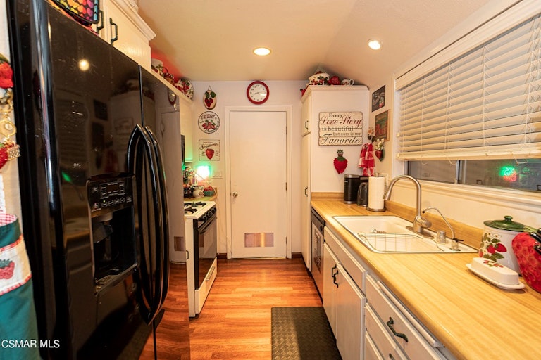Photo 8 of 15 - 15136 Varsity St Unit F, Moorpark, CA 93021