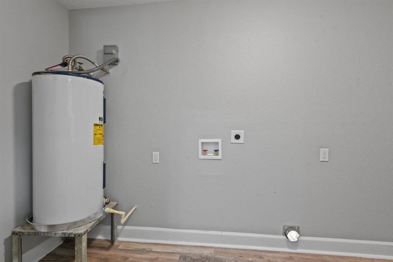 Photo 18 of 36 - 214 Andorra Ln, Houston, TX 77015