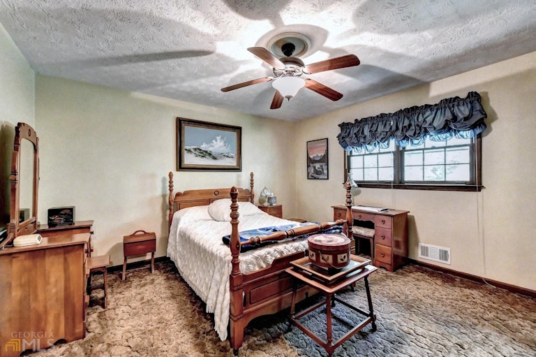 Photo 17 of 39 - 3371 San Antonio Dr, Snellville, GA 30039