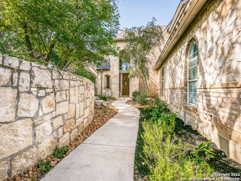 Photo 6 of 37 - 7503 Steeple Br, San Antonio, TX 78256