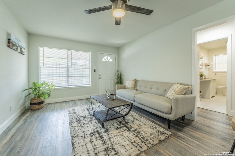 Photo 6 of 25 - 442 Canton, San Antonio, TX 78202