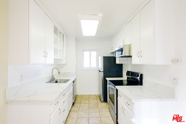 Photo 2 of 21 - 611 S La Veta Park Cir #125, Orange, CA 92868