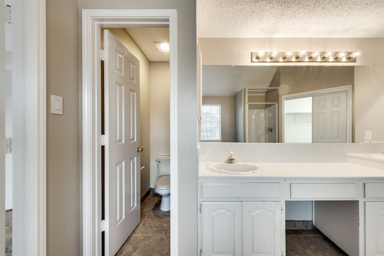 Photo 20 of 33 - 2132 Montclair Ln, Lewisville, TX 75067
