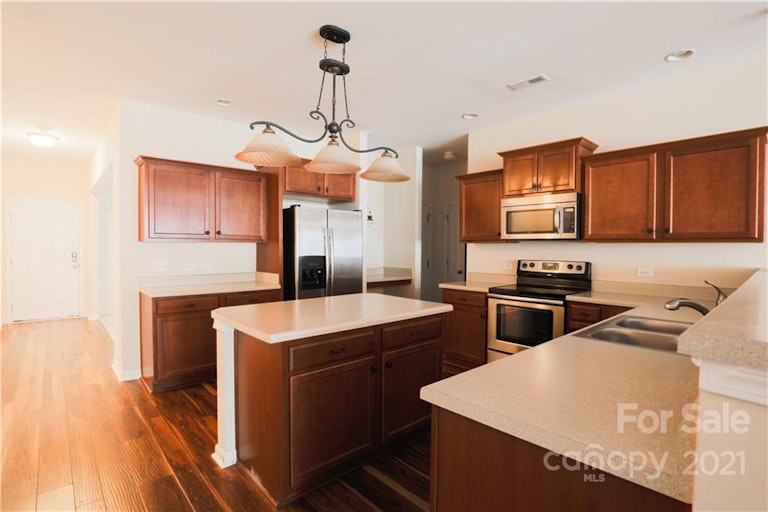 Photo 2 of 17 - 3041 S Devon St, Charlotte, NC 28213