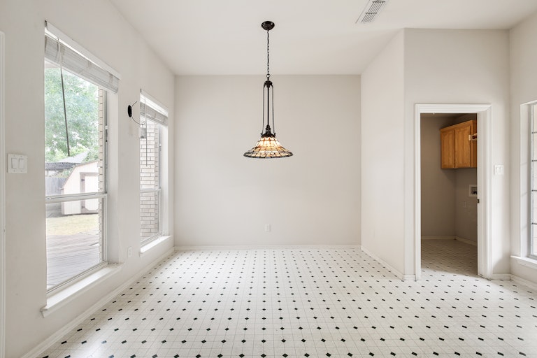 Photo 15 of 25 - 500 Kempson Ct, Saginaw, TX 76179