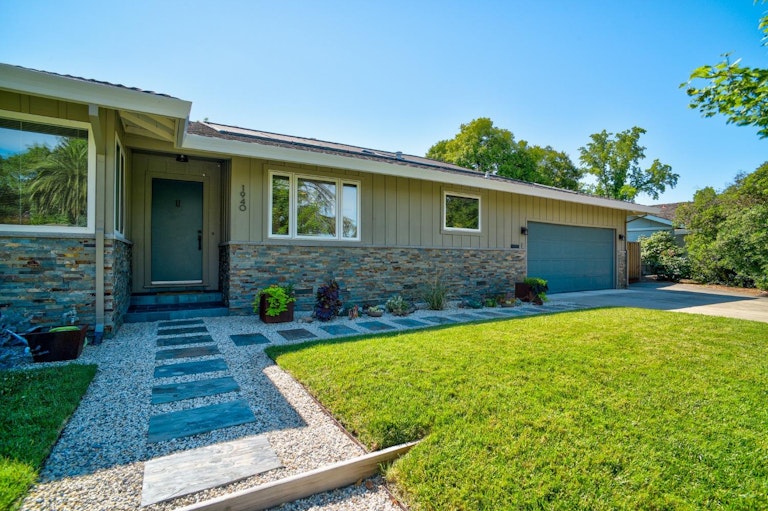 Photo 6 of 68 - 1940 Rolling Hills Rd, Sacramento, CA 95864