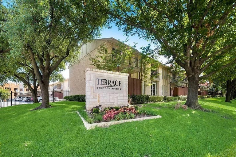 Photo 1 of 21 - 5832 Sandhurst Ln Unit B, Dallas, TX 75206