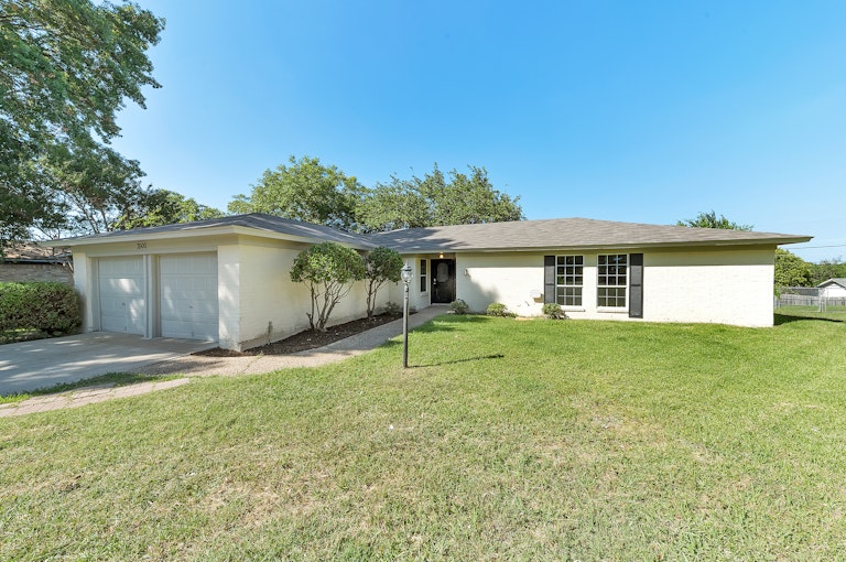 Photo 6 of 29 - 5300 Wolens Way, Fort Worth, TX 76133
