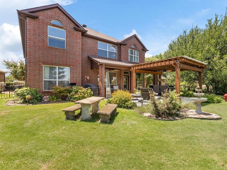 Photo 5 of 38 - 4133 Walnut Creek Ct, Fort Worth, TX 76137