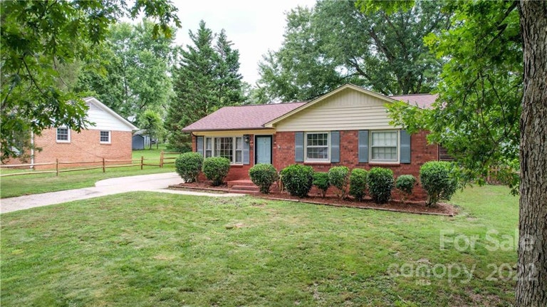 Photo 3 of 47 - 5802 Hillcrest Cir, Indian Trail, NC 28079