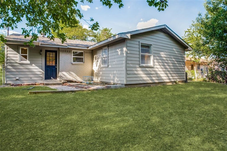 Photo 18 of 19 - 551 Cripple Creek Dr, Duncanville, TX 75116