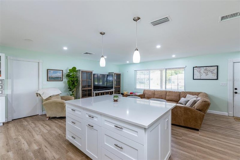 Photo 12 of 33 - 923 Phyllis Ave, Largo, FL 33771