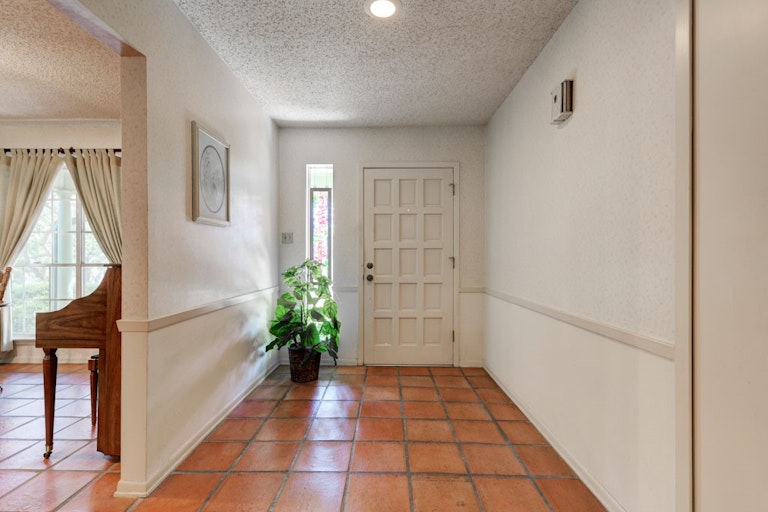 Photo 3 of 24 - 6 Mission Dr, New Braunfels, TX 78130