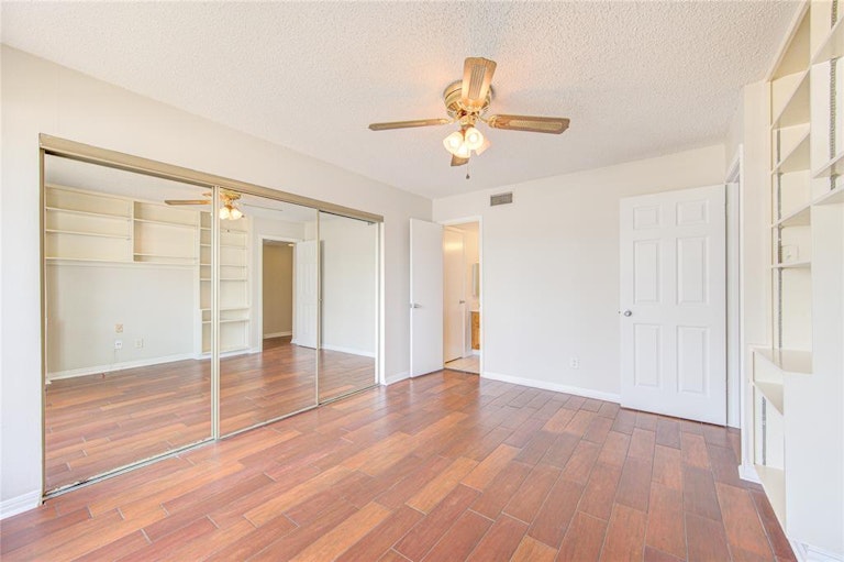 Photo 10 of 37 - 12200 Overbrook Ln #31A, Houston, TX 77077