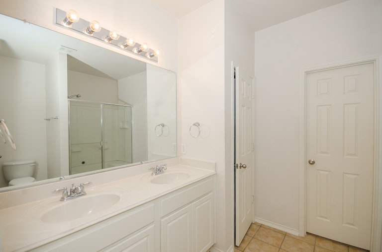 Photo 2 of 30 - 905 Crockett Dr, Lavon, TX 75166