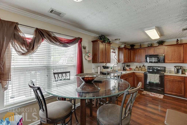 Photo 9 of 41 - 3248 Meadow Point Dr, Snellville, GA 30039