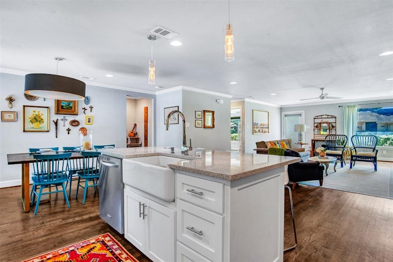 Photo 10 of 33 - 7205 Edgerton Dr, Dallas, TX 75231