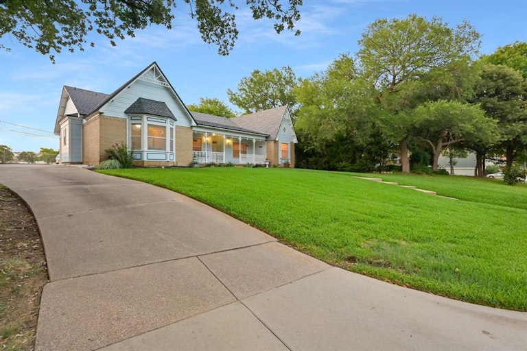 Photo 3 of 40 - 5607 Oak Branch Dr, Arlington, TX 76016