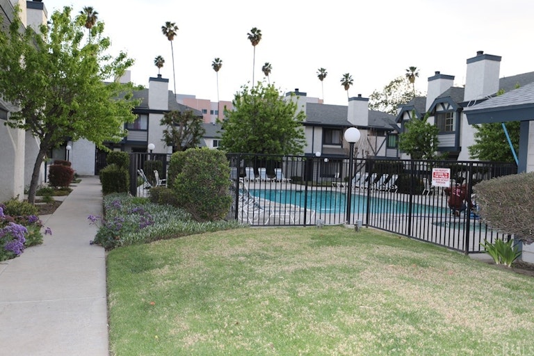 Photo 17 of 18 - 19231 Sherman Way #37, Reseda, CA 91335
