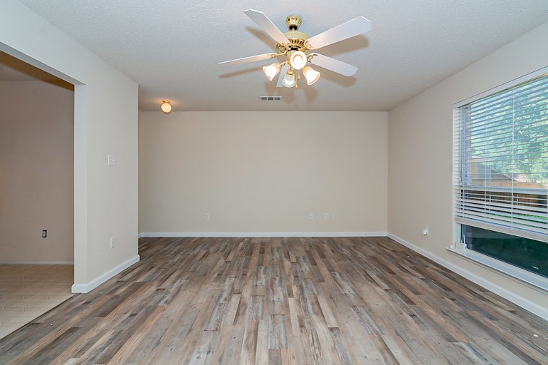 Photo 5 of 22 - 3521 Louise Ln, Balch Springs, TX 75180