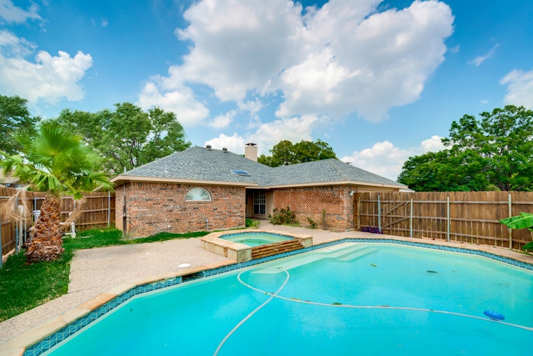 Photo 29 of 30 - 1403 Mapleview Dr, Carrollton, TX 75007