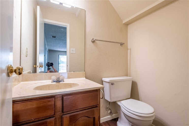 Photo 10 of 32 - 9000 Mountain Ridge Dr, Austin, TX 78759