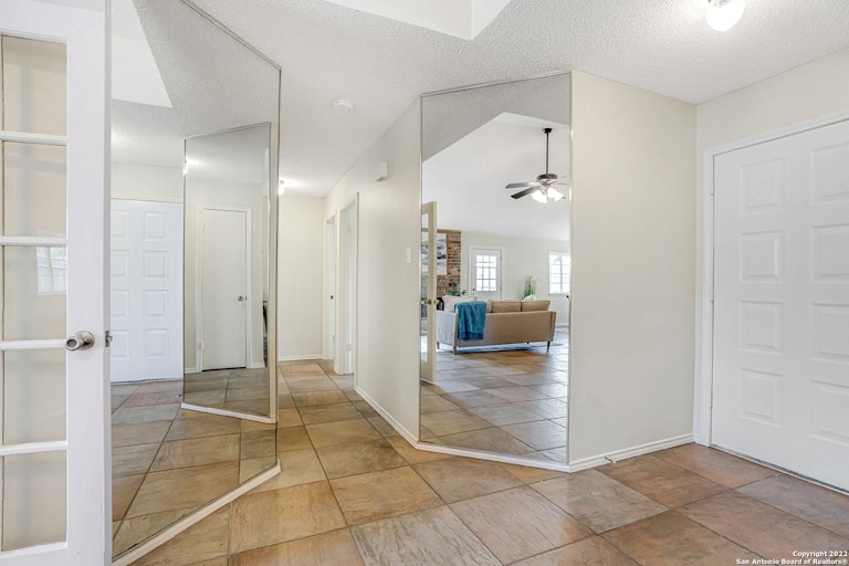Photo 4 of 35 - 7418 Windbridge, San Antonio, TX 78250