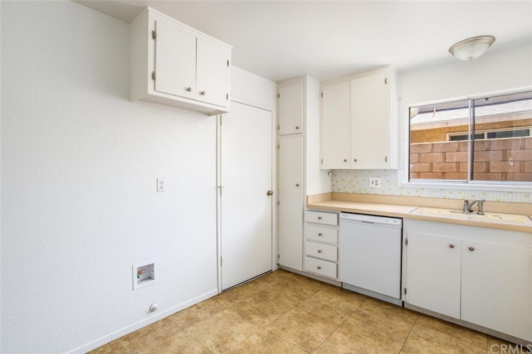 Photo 7 of 30 - 3008 Floravista Ct, Riverside, CA 92503