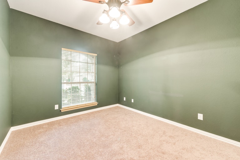 Photo 13 of 29 - 5733 Sugar Maple Dr, Fort Worth, TX 76244