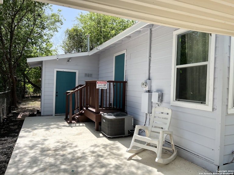 Photo 3 of 12 - 446 Glendale Ave, San Antonio, TX 78237