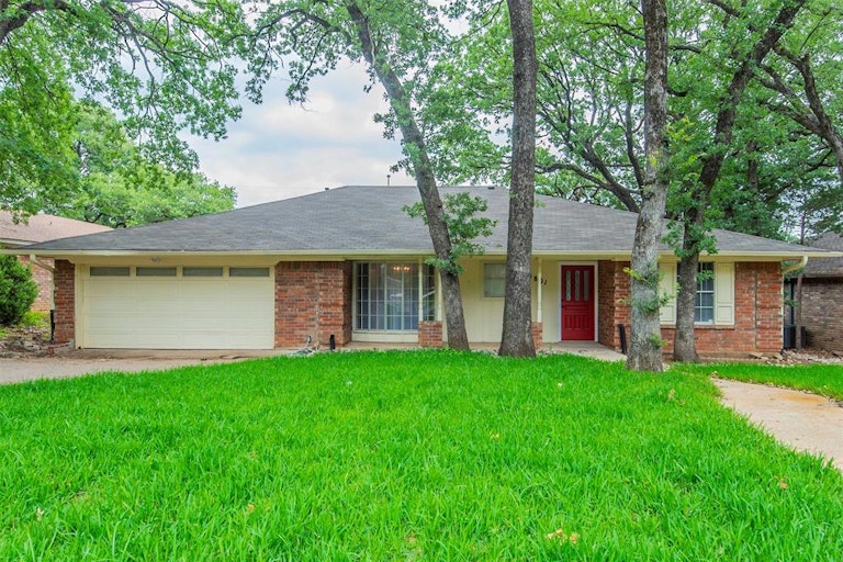 Photo 1 of 25 - 4801 Stage Line Dr, Arlington, TX 76017